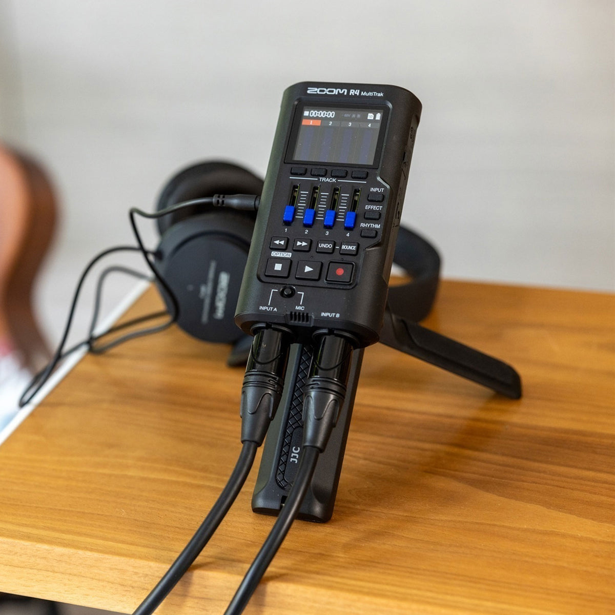 Zoom R4 MultiTrak 32-Bit Float Recorder with SanDisk 128GB Ultra UHS-I microSDXC Memory Card and Pistol Grip Tabletop Tripod